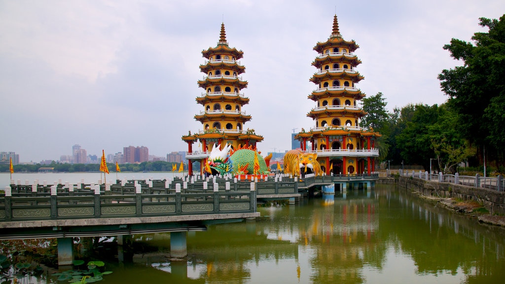 Tour du tigre et du dragon montrant lac ou étang et temple ou lieu de culte