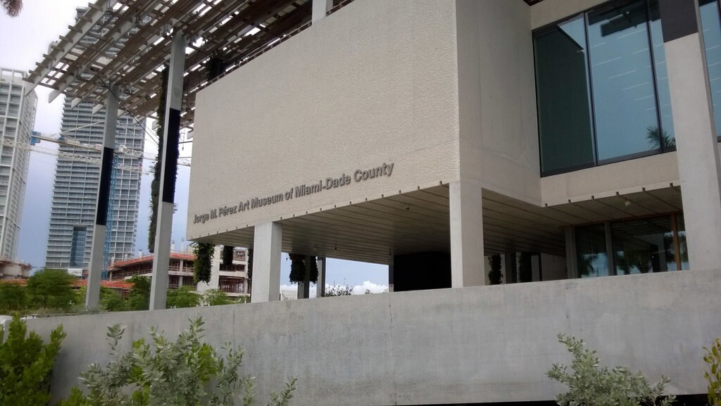 L'ingresso del museo dal lato della città di Miami. Photo by B137 - own work. Licensed under CC BY-SA 3.0 via Wikimedia Commons  (https://commons.wikimedia.org/wiki/File:Perez_Art_Museum_Miami.jpg)