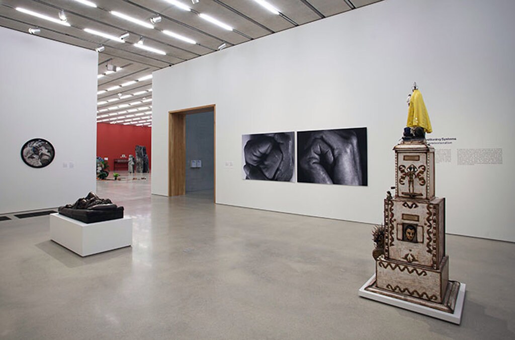Global Positioning Systems: Rites of Commemoration. Installazione presso il  Pérez Art Museum Miami. Courtesy of © Pérez Art Museum Miami. Photo: Oriol Tarridas