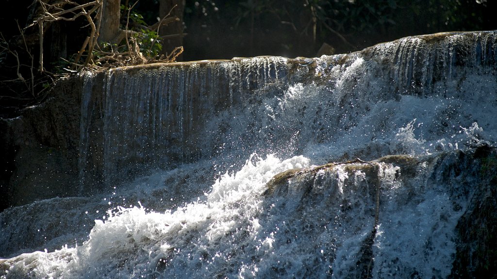 Le parc national d\'Erawan montrant une cascade