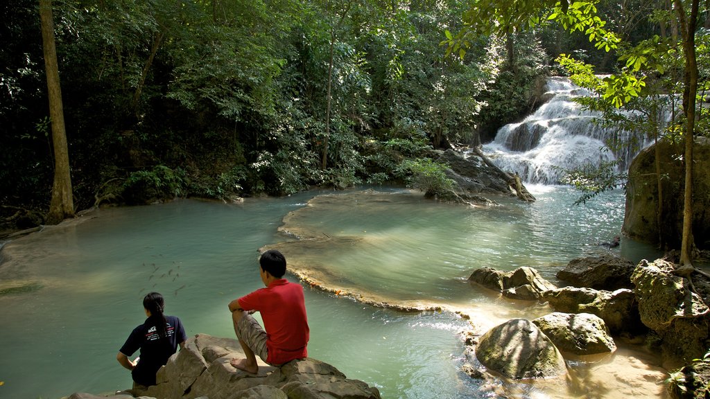 Le parc national d\'Erawan montrant un lac ou un point d’eau