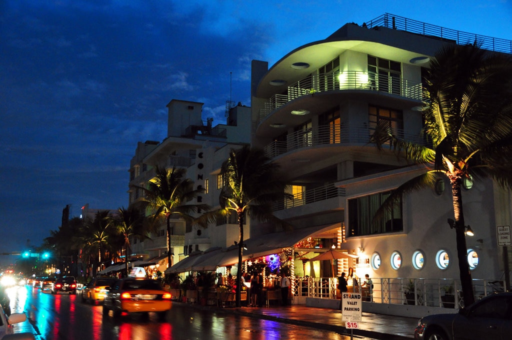 Ocean Drive, Miami Beach  Picture by chensiyuan - Own work. Licensed under CC BY-SA 3.0 (https://creativecommons.org/licenses/by-sa/3.0/) via Wikimedia Commons (https://sw.wikipedia.org/wiki/Picha:Ocean_drive_south_beach_miami_night.JPG)