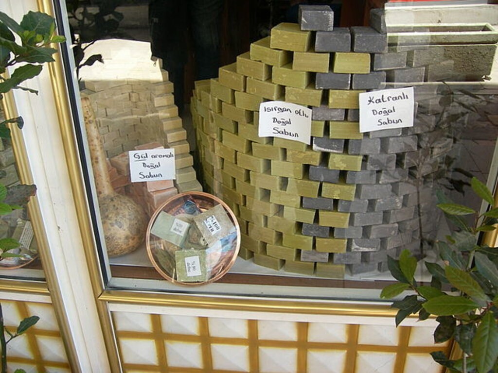 In Turchia si producono ottimi saponi naturali con olio vergine d'oliva, aromatizzati all'origano e altre spezie; sono delicati sulla pelle e la lasciano piacevolmente profumata. Picture by Vikiçizer, own work. Licensed under CC BY-SA 3.0 (https://creativecommons.org/licenses/by-sa/3.0/) via Wikimedia Commons (https://commons.wikimedia.org/wiki/File:Hataysabunu.JPG)  