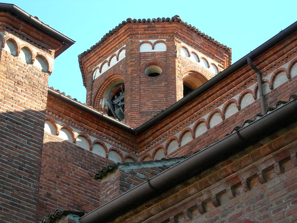 L'Abbazia di Morimondo. Photo by Francorov. Licensed under CC BY-SA     3.0 via Wikimedia Commons (https://commons.wikimedia.org/wiki/File:Morimondo_vista_4.JPG?uselang=it)