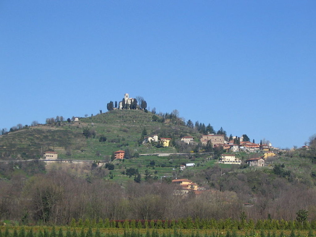 Il Santuario di Montevecchia. Photo by Giorces.  Licensed under CC BY-SA 3.0 via Wikimedia Commons (https://commons.wikimedia.org/wiki/File:Montevecchia1.JPG)