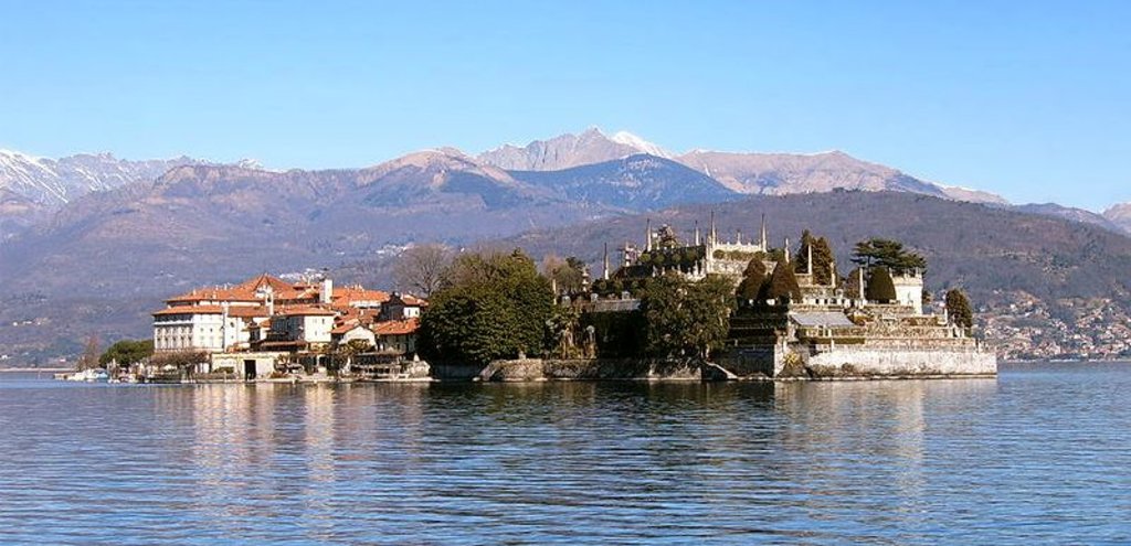 Isola Bella, Isole Borromee, Lago Maggiore. Photo by Markus Bernet. Licensed under CC-BY-SA 3.0 via Wikimedia Commons  (https://commons.wikimedia.org/wiki/File:Isola_Bella.jpg)