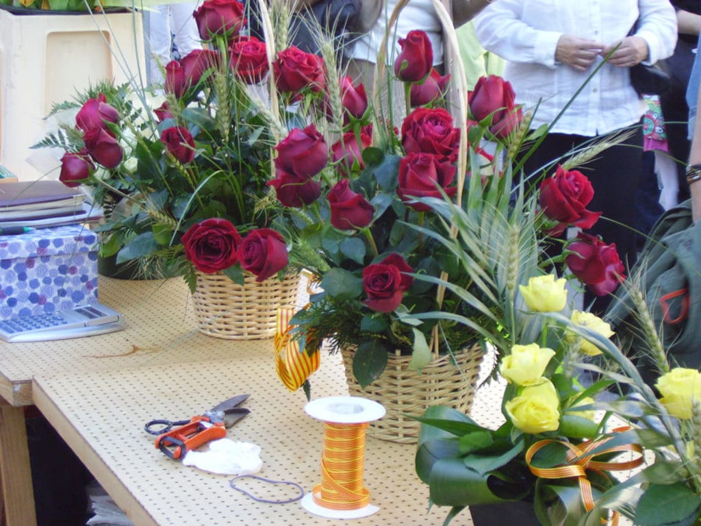Rose rosse per tutte le donne a Barcellona nel giorno di San Jordi. Picture by 1997- Own work. Licensed under CC BY-SA 3.0 via Wikimedia Commons (https://commons.wikimedia.org/wiki/File:Roses_de_Sant_Jordi.JPG)