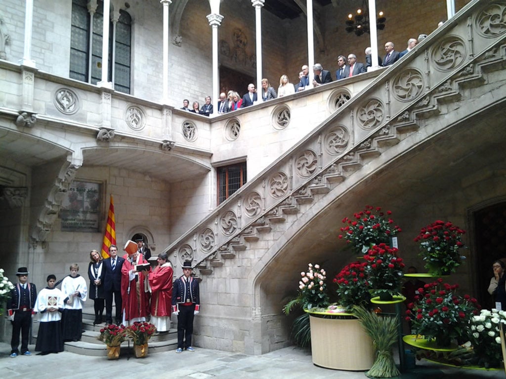 La tradizionale benedizione delle rose nel Palazzo della Generalitat. Picture by Convergència Democràtica de Catalunya- Own work. Licensed under CC BY-SA 3.0 via Wikimedia Commons