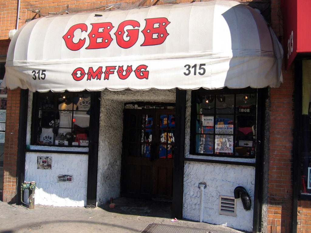 Lo storico locale No Wave, il CBGB - Picture by Adam Di Carlo - Own work. Licensed under CC BY-SA 3.0 (https://creativecommons.org/licenses/by-sa/3.0/) via Wikimedia Commons (https://commons.wikimedia.org/wiki/File:CBGB_club_facade.jpg?uselang=it)