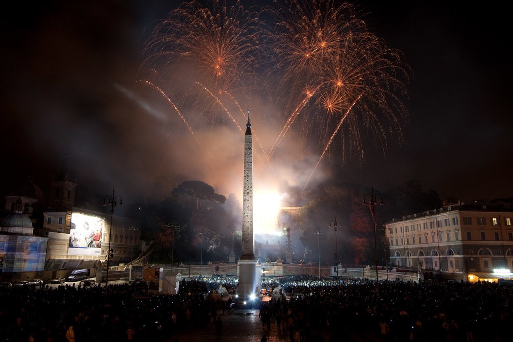 Fuochi d'artificio a Piazza del Popolo - by Roberto Ventre  , via via Flickr (https://www.flickr.com/photos/robie06/4542633099)