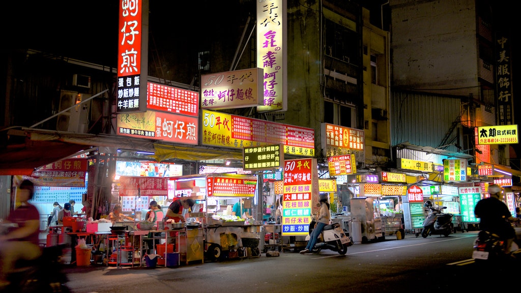 Zhonghua Night Market showing a city and night scenes