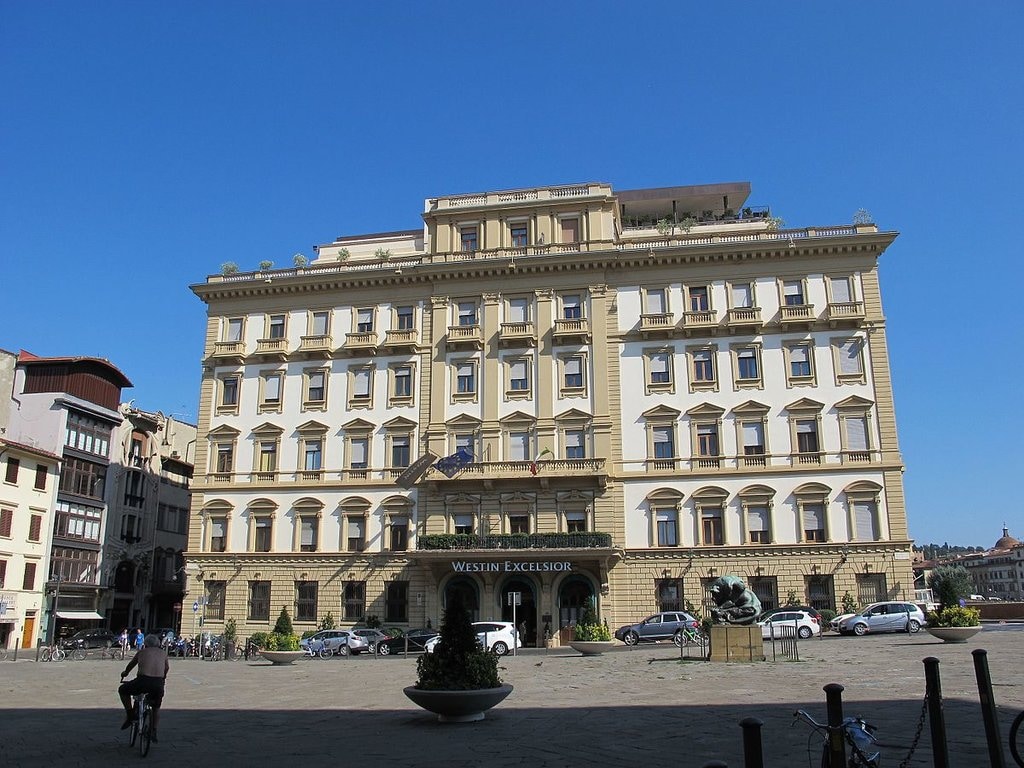 Westin Excelsior a Piazza Ognissanti - By I, Sailko, CC BY-SA 3.0, https://commons.wikimedia.org/w/index.php?curid=27598277