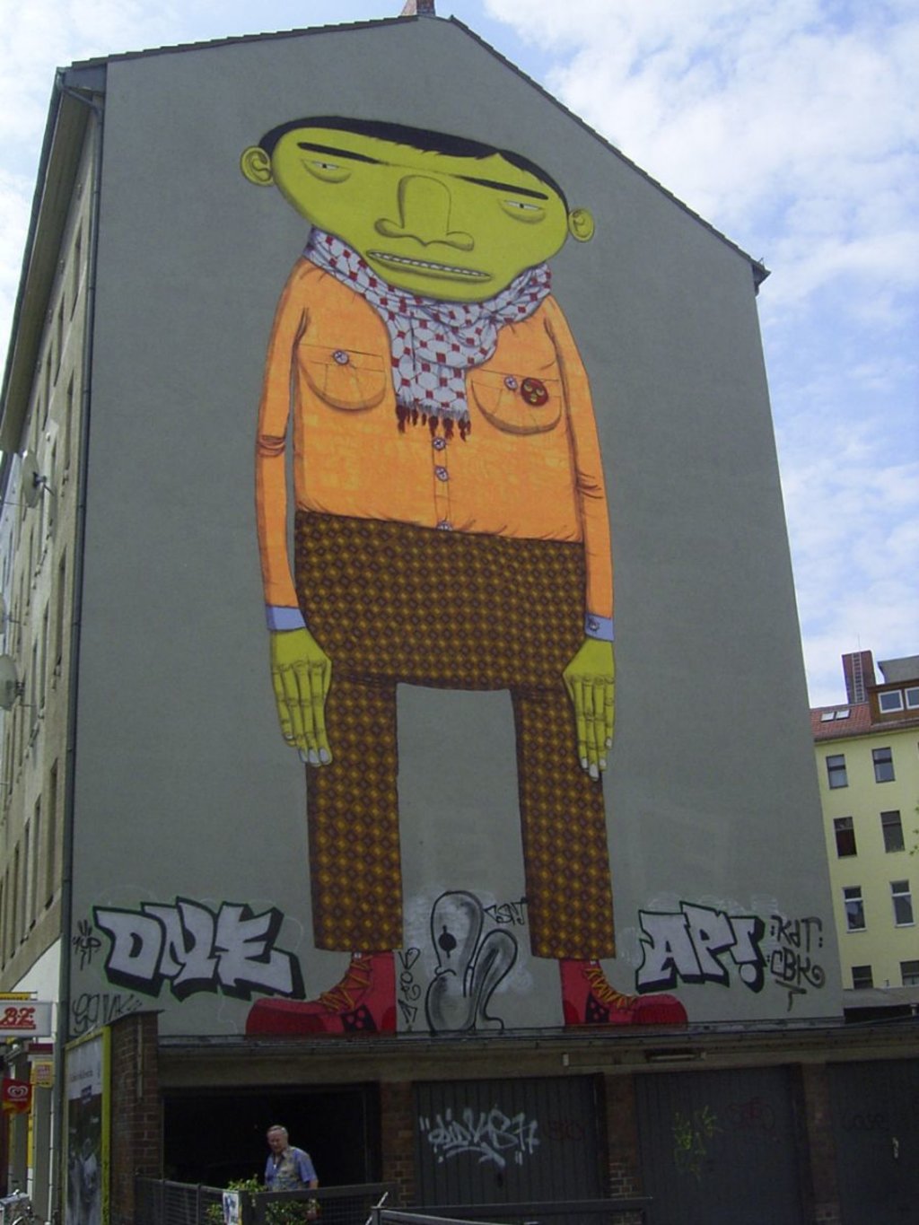 The Yellow Man realizzato dal duo brasiliano Os Gemeos. Photo by Duncan Cumming. Licensed under CC BY-SA 3.0 via Wikimedia Commons  (https://en.wikipedia.org/wiki/Os_G%C3%AAmeos)
