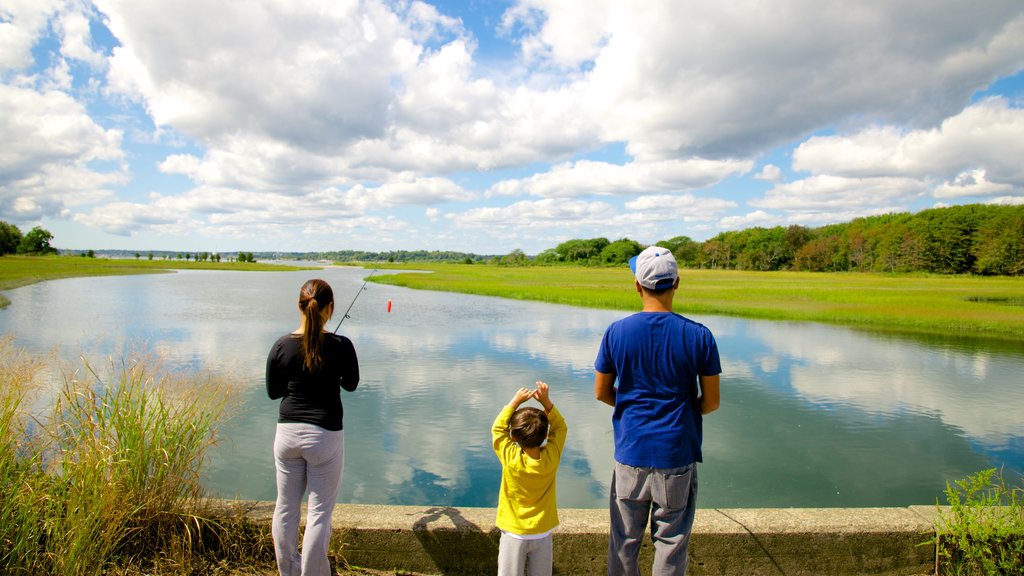 Jamestown mostrando pesca assim como uma família