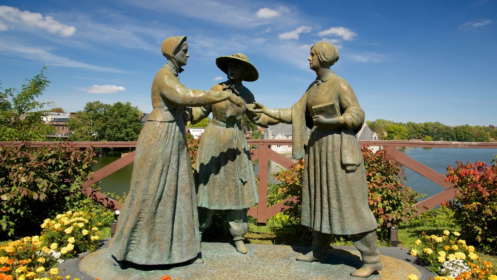 Seneca Falls og byder på en statue eller en skulptur