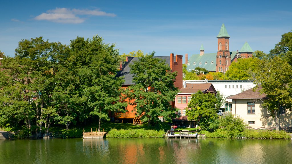 Seneca Falls mostrando patrimonio de arquitectura y un río o arroyo