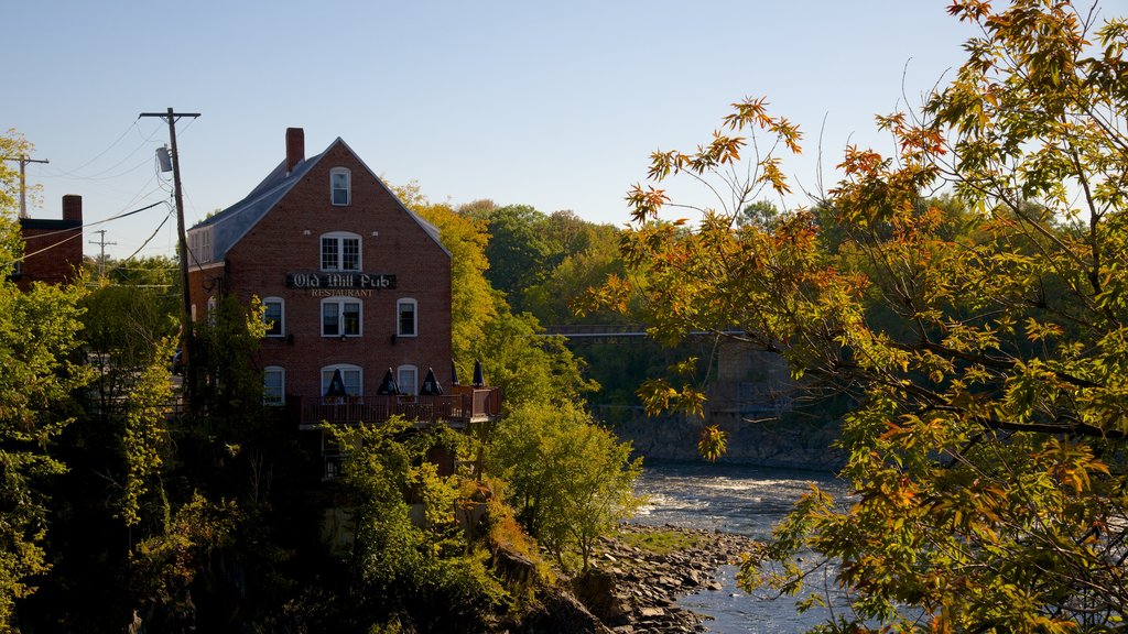 Skowhegan mettant en vedette une maison et une rivière ou un ruisseau