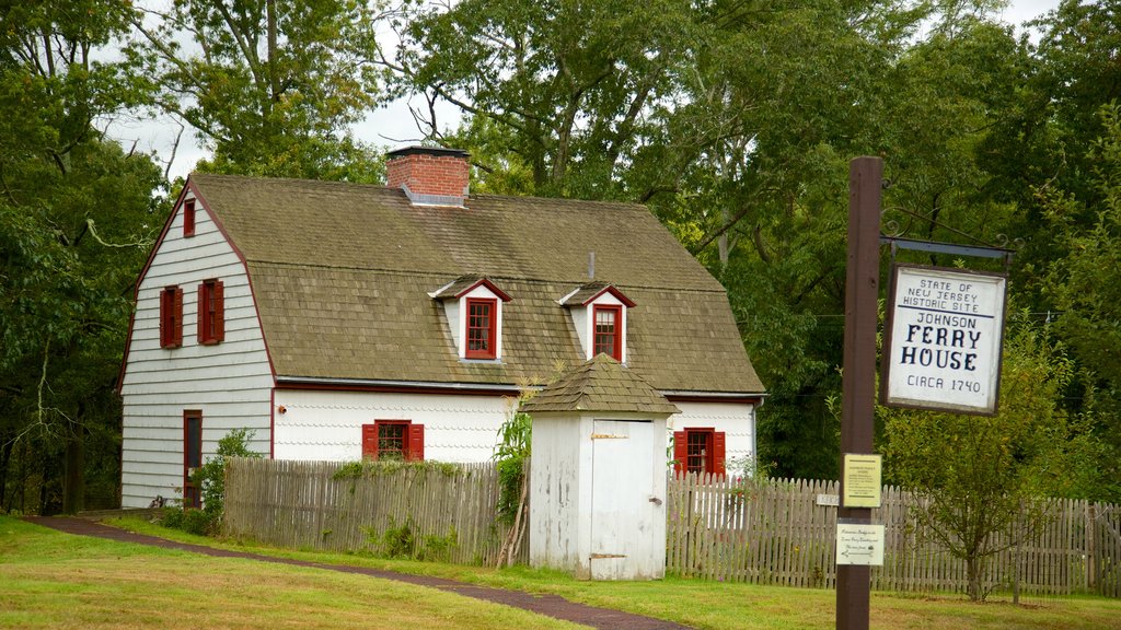 Washington Crossing showing a house