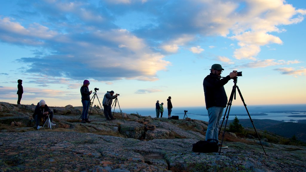 Cadillac Mountain y también un pequeño grupo de personas