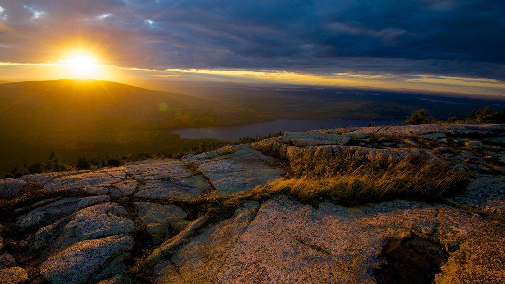 Cadillac Mountain que inclui um pôr do sol