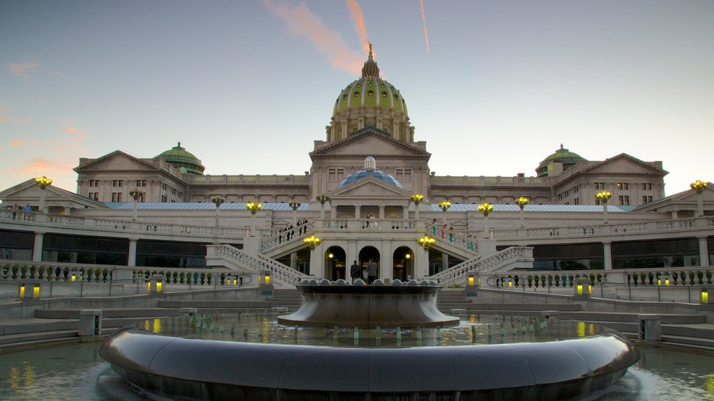 Pennsylvania State Capitol som viser et springvand og historiske bygningsværker