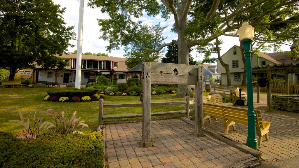 Olde Mistick Village showing a garden