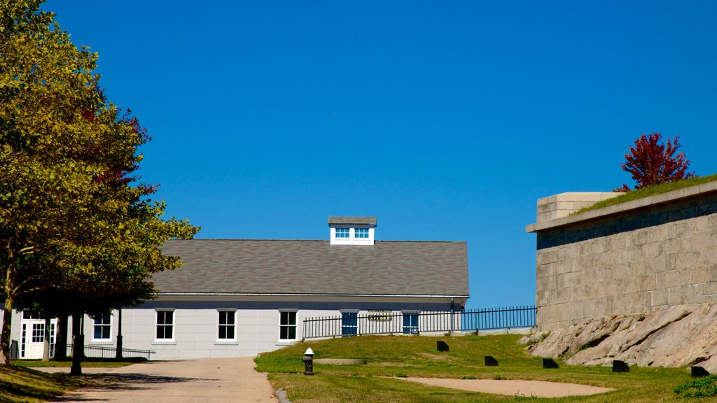 Fort Trumbull State Park mostrando un jardín