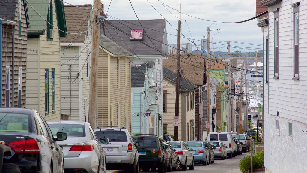 Thames Street mostrando uma casa, uma cidade e cenas de rua