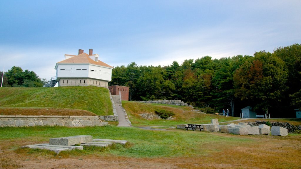 Fort McClary State Park ofreciendo artículos militares, un jardín y elementos del patrimonio