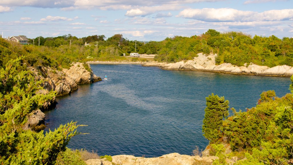 Parque estatal Fort Wetherill mostrando un río o arroyo