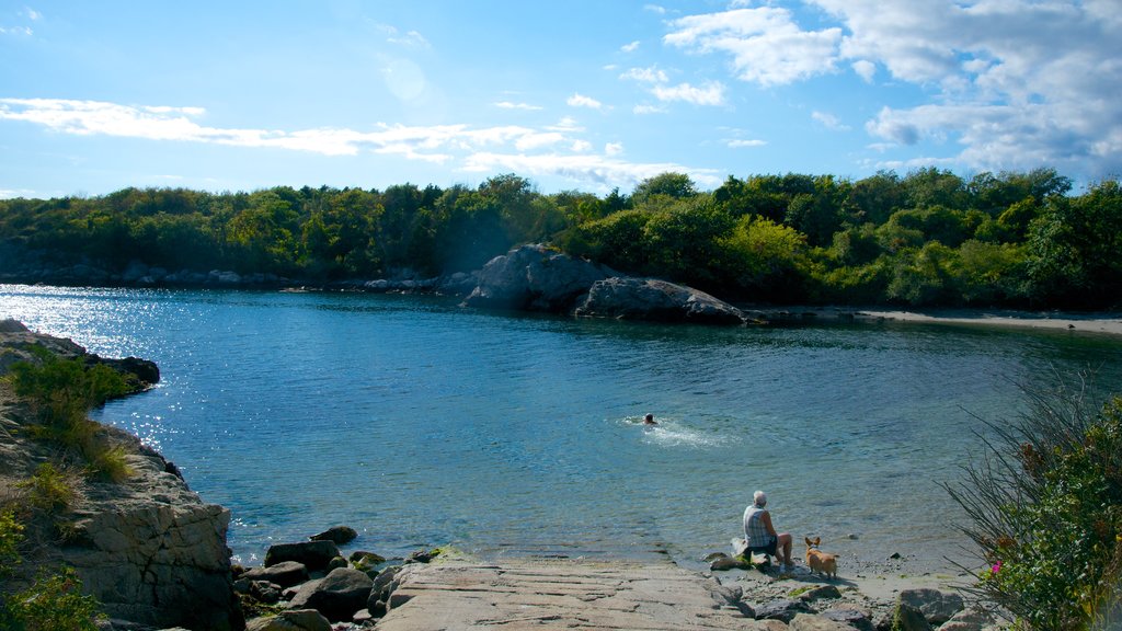 Parque Estadual Fort Wetherill que inclui paisagens litorâneas