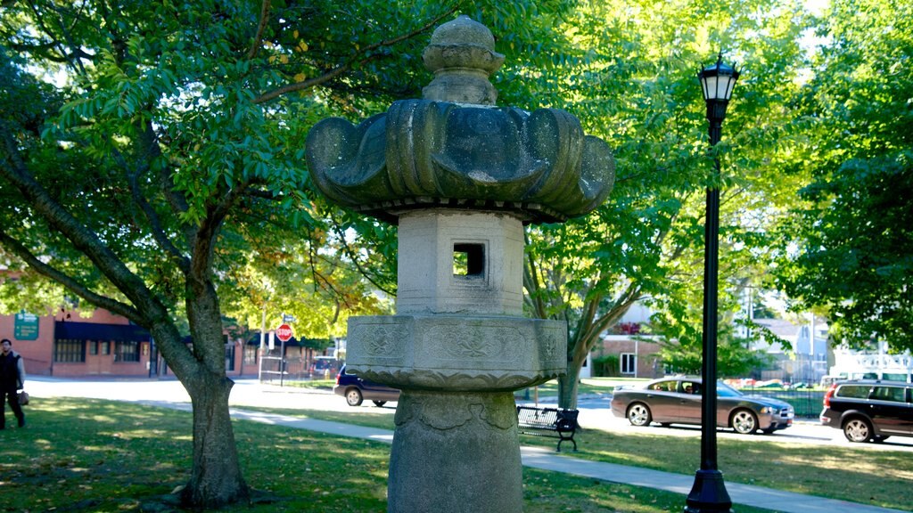 Touro Park som viser et monument