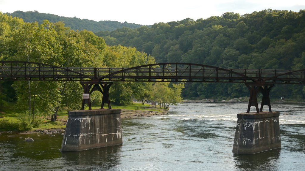 Uniontown que incluye un puente y un río o arroyo