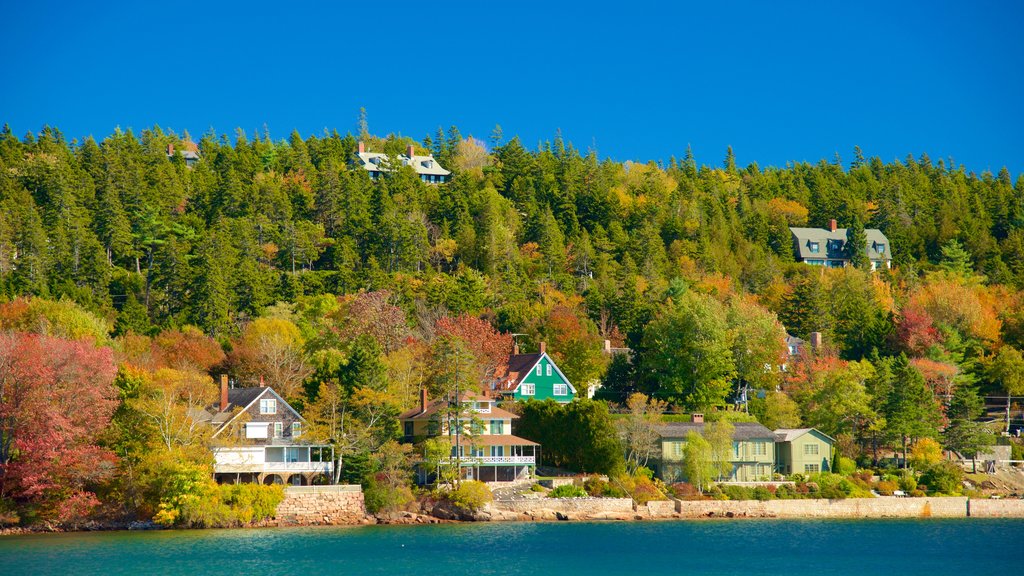 Seal Harbor montrant une baie ou un port et une petite ville ou un village