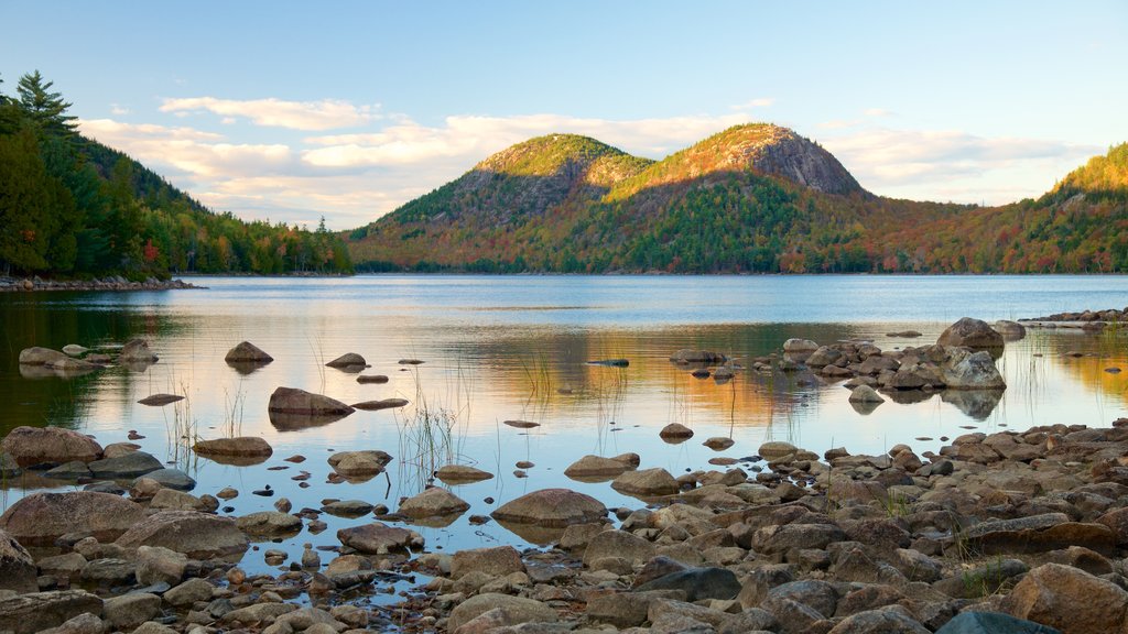 Jordan Pond que inclui um lago e cenas tranquilas