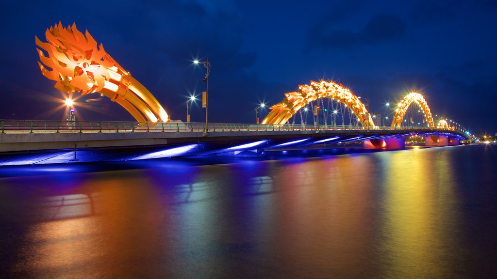 Da Nang which includes nightlife, a bridge and night scenes