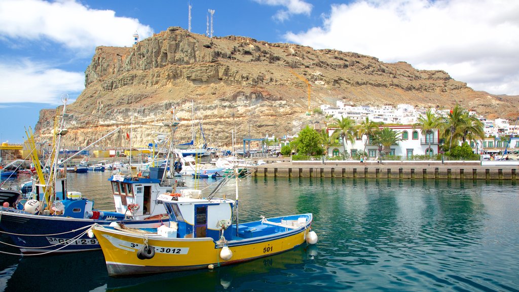 Mogán mostrando una ciudad costera, una bahía o un puerto y botes