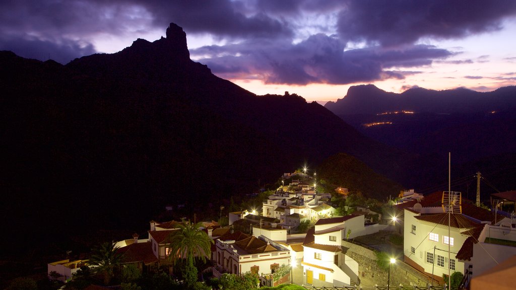 Tejeda ofreciendo una pequeña ciudad o aldea, escenas de noche y montañas