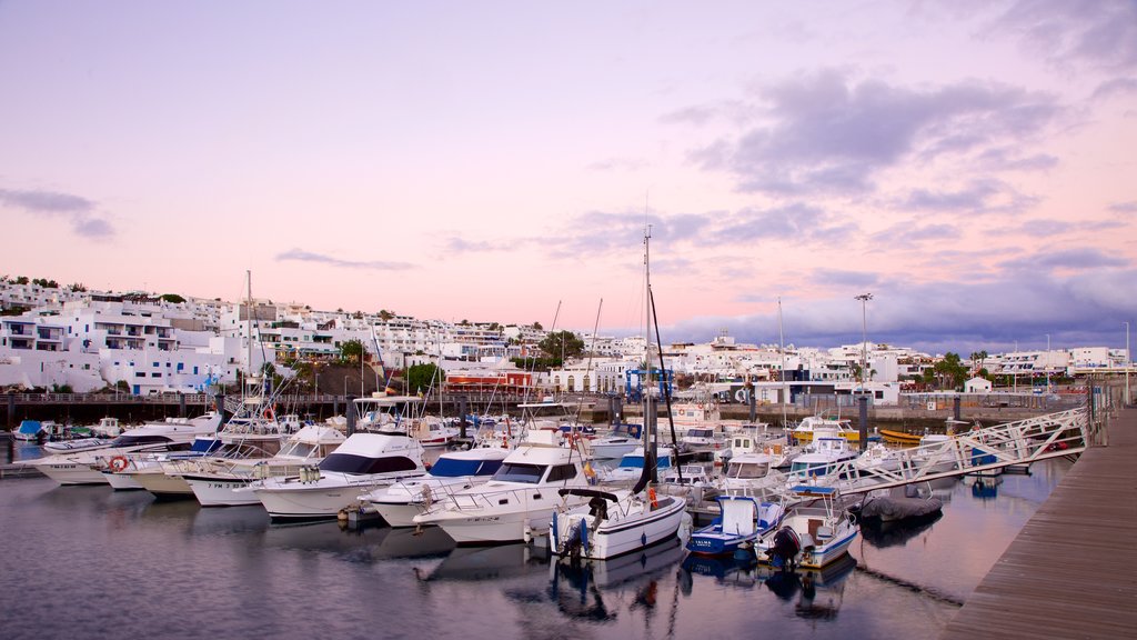 Puerto del Carmen que incluye una ciudad costera, una bahía o un puerto y botes