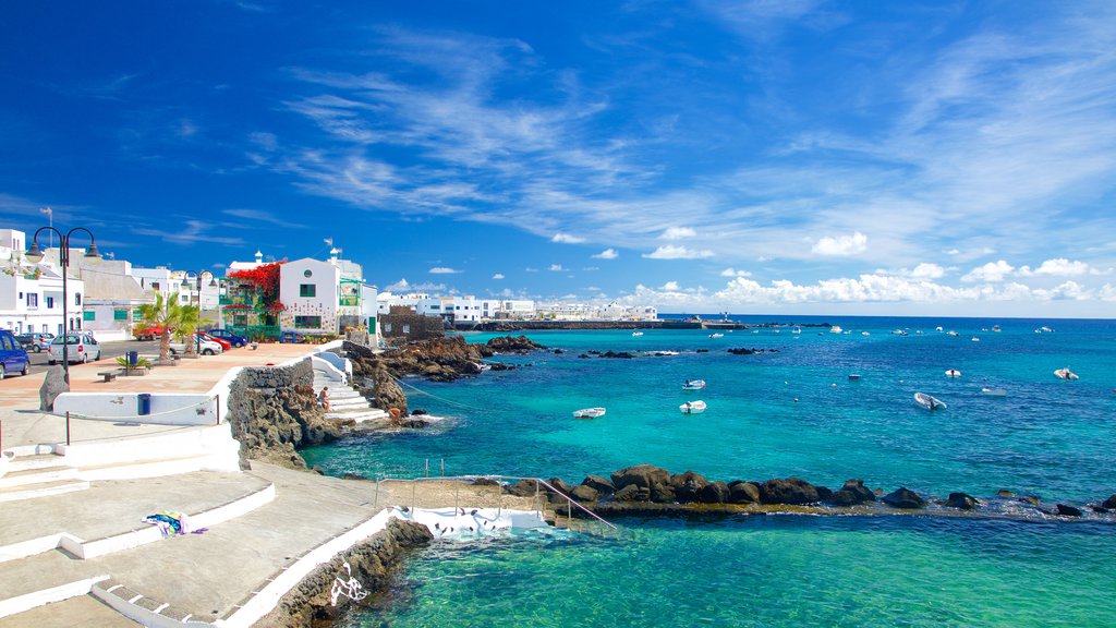 Lanzarote toont een kuststadje, algemene kustgezichten en varen