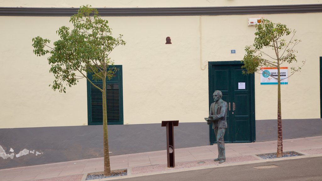 Puerto del Rosario som inkluderar en stad och en staty eller skulptur