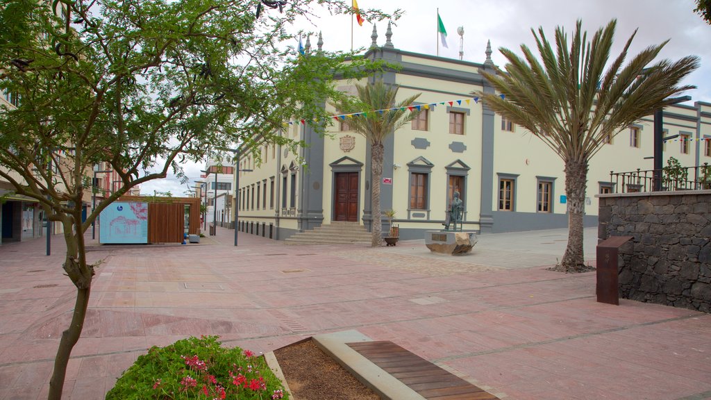 Puerto del Rosario showing a city and a square or plaza