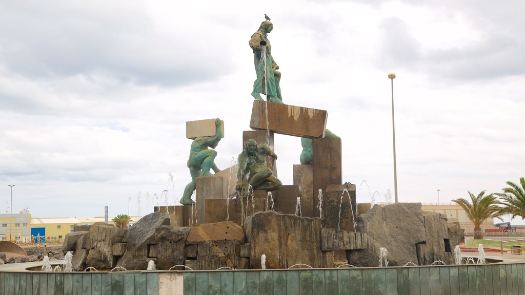 Puerto del Rosario showing a fountain