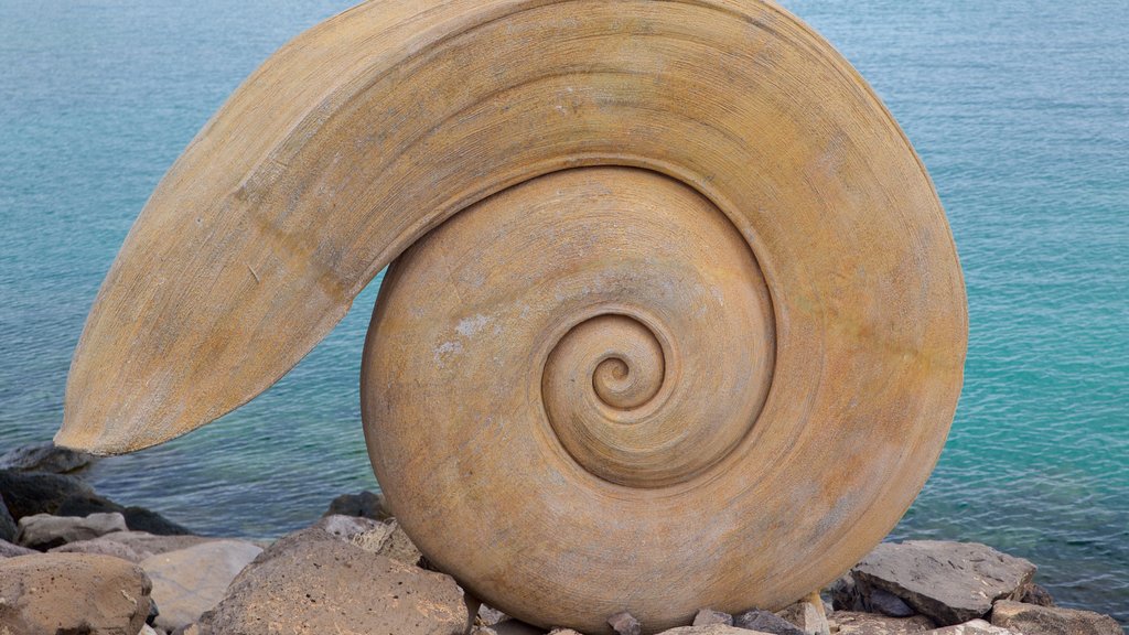 Puerto del Rosario som inkluderer utendørs kunst, kunst og kyst