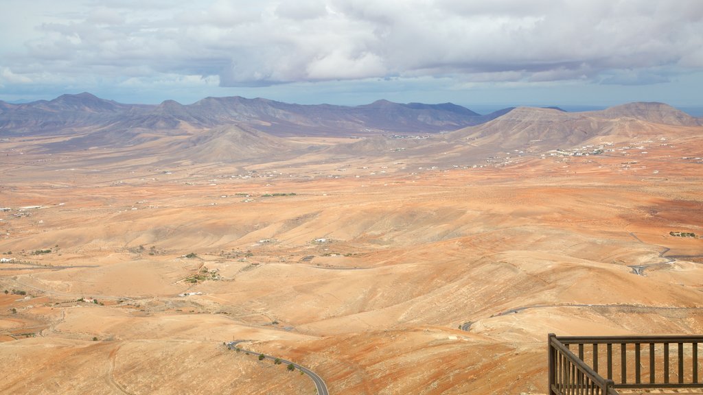 Fuerteventura qui includes vues du désert et montagnes