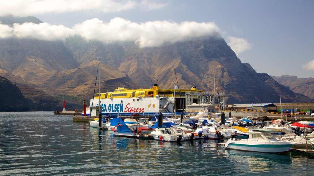 Agaete ofreciendo botes, vista general a la costa y una bahía o un puerto