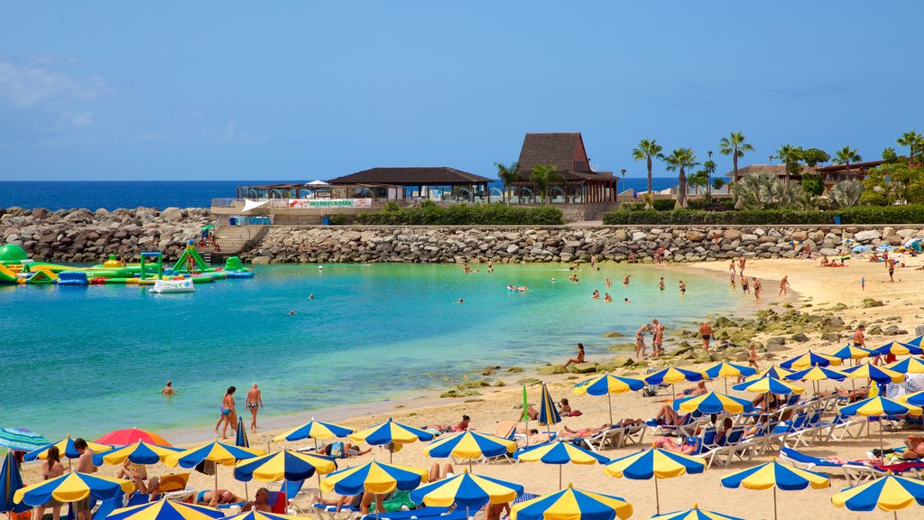 Plage d\'Amadores montrant paysages côtiers, un hôtel ou un complexe de luxe et une plage de sable