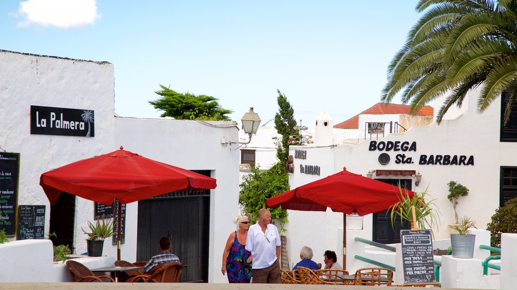 Teguise ofreciendo comer al aire libre y señalización y también una pareja