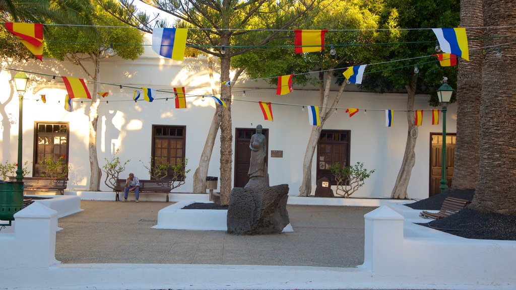 Yaiza ofreciendo una estatua o escultura y una plaza