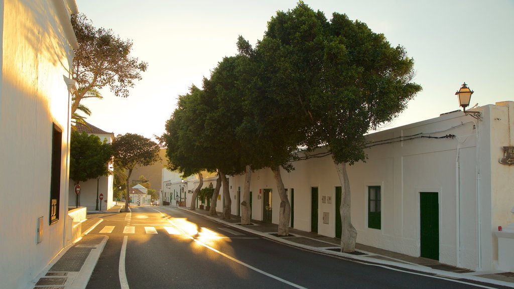 Yaiza que incluye una pequeña ciudad o pueblo